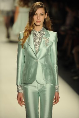 modeli pist kabadayı gösterisi sırasında yürür.