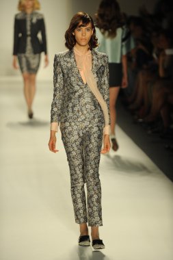 modeli pist kabadayı gösterisi sırasında yürür.