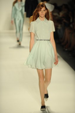 modeli pist kabadayı gösterisi sırasında yürür.