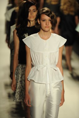 modelleri pist finale kabadayı gösteri boyunca yürümek.