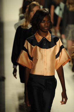 modelleri pist finale kabadayı gösteri boyunca yürümek.