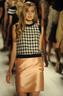 modelleri pist finale kabadayı gösteri boyunca yürümek.