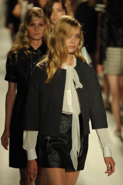 modelleri pist finale kabadayı gösteri boyunca yürümek.