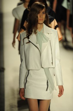 modelleri pist finale kabadayı gösteri boyunca yürümek.