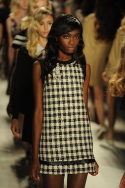 modelleri pist finale kabadayı gösteri boyunca yürümek.