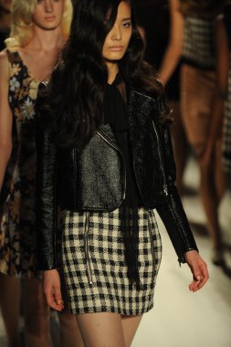 modelleri pist finale kabadayı gösteri boyunca yürümek.