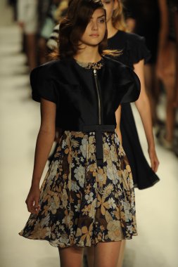 modelleri pist finale kabadayı gösteri boyunca yürümek.