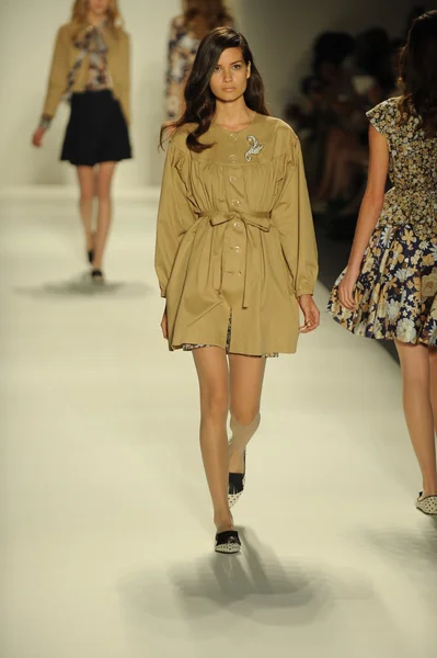 Model spacery podczas pokazu mody ruffian — Zdjęcie stockowe
