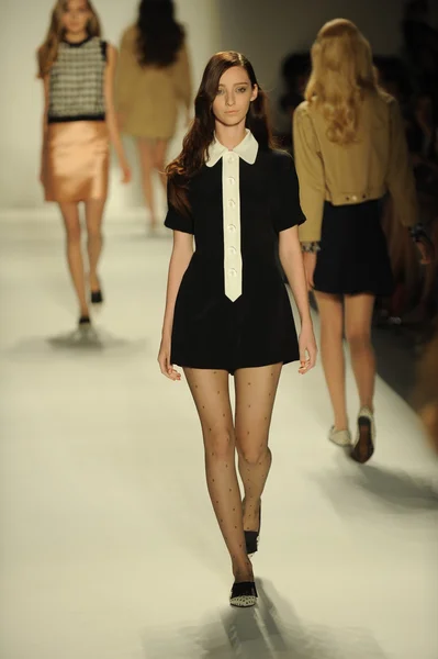 Model spacery podczas pokazu mody ruffian — Zdjęcie stockowe