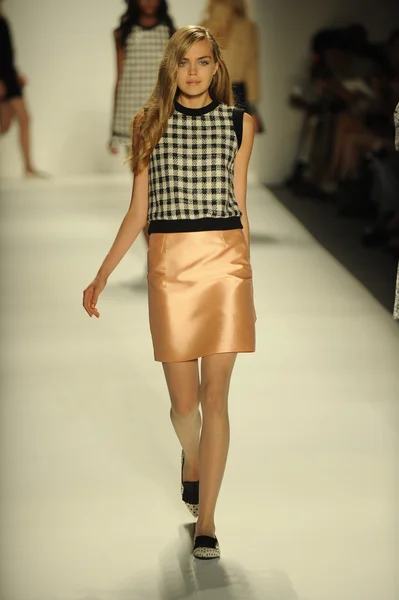 Model walks during Ruffian fashion show — Stock Photo, Image