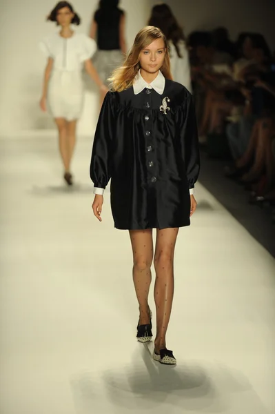 Модели прогулок во время показа мод Ruffian — стоковое фото