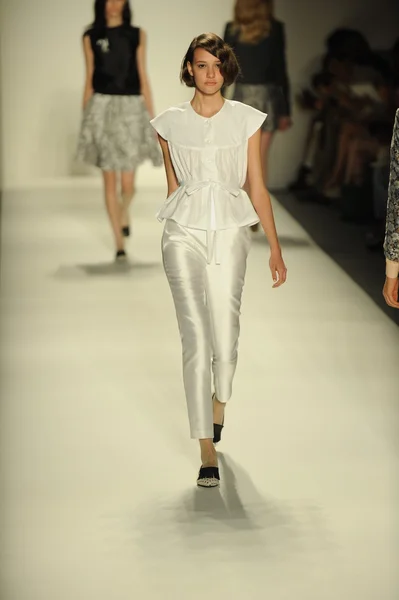 Model walks runway during Ruffian show — Stock Photo, Image