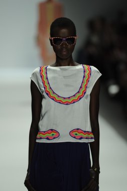 mara, model hoffman defile