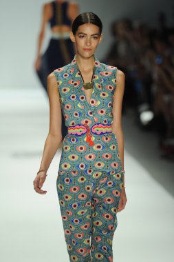 mara, model hoffman defile