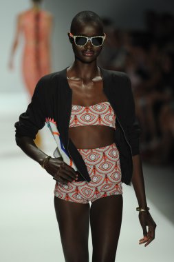 mara, model hoffman defile