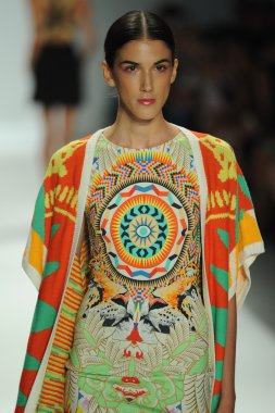 mara, model hoffman defile