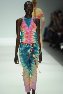 mara, model hoffman defile