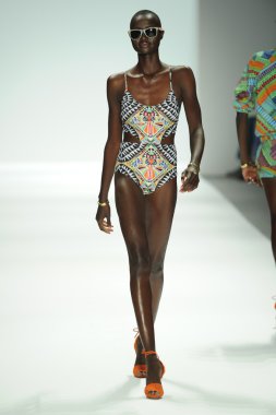 mara, model hoffman defile