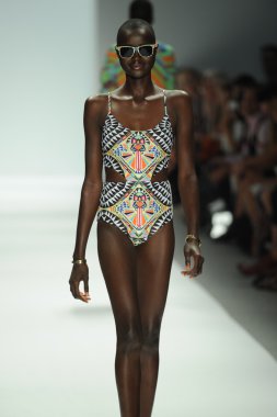 mara, model hoffman defile