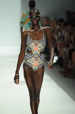 mara, model hoffman defile