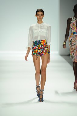 mara, model hoffman defile