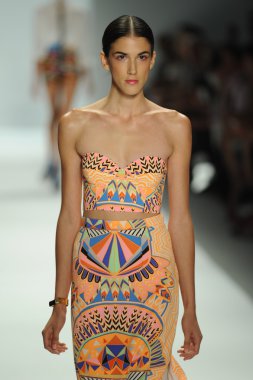 mara, model hoffman defile