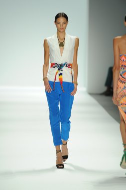 mara, model hoffman defile