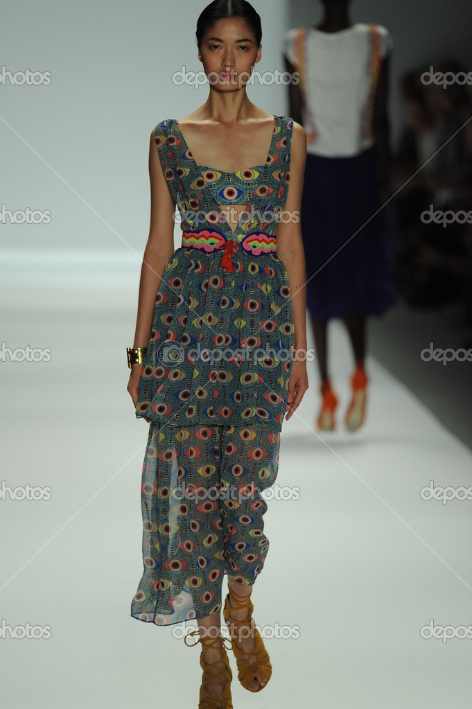 Modelo en el desfile de moda Mara Hoffman — Foto editorial de stock ©  fashionstock #33244111