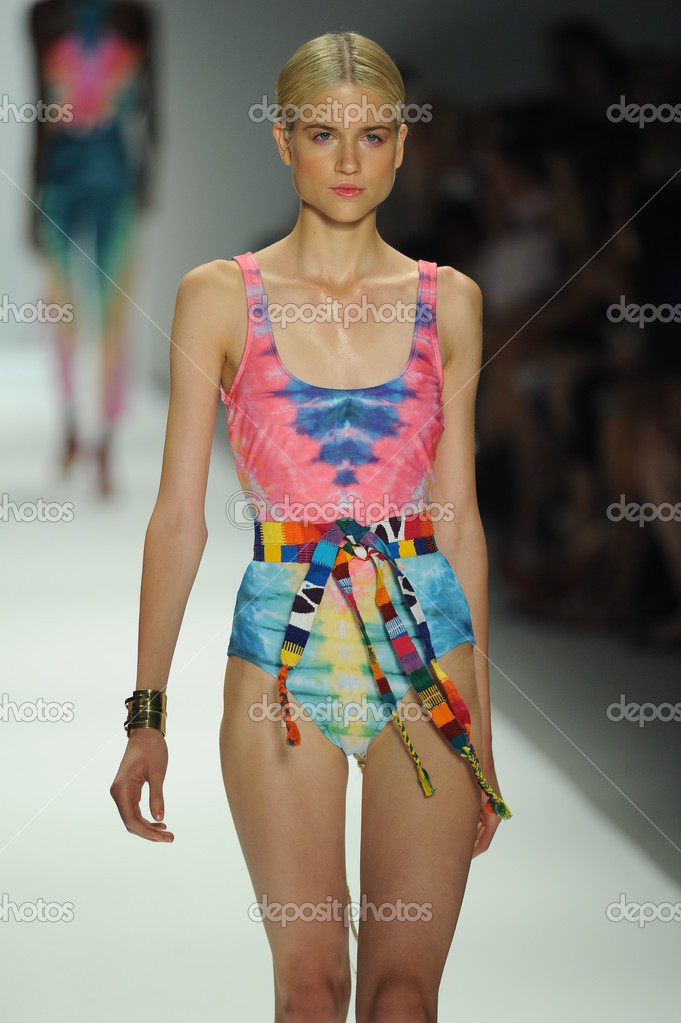Modelo no desfile de moda Mara Hoffman — Fotografia de Stock Editorial ©  fashionstock #33244509