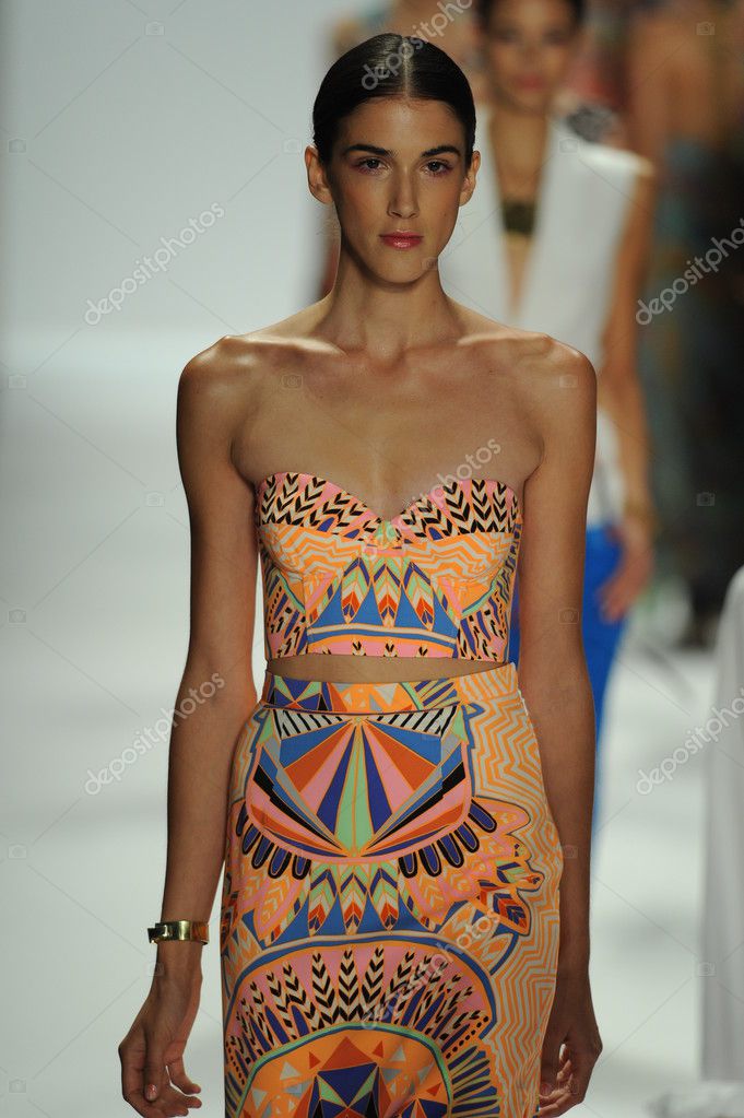 Modelos en el desfile de moda Mara Hoffman Foto editorial de stock 33245223 fashionstock