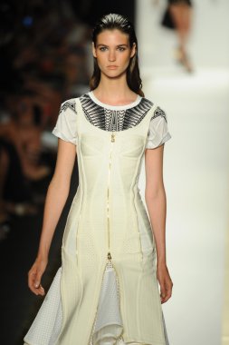 max azria moda tarafından herve leger adlı modeli göster