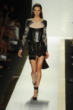 max azria moda tarafından herve leger adlı modeli göster