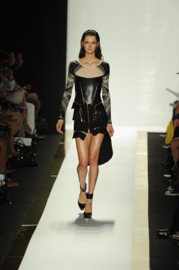 max azria moda tarafından herve leger adlı modeli göster