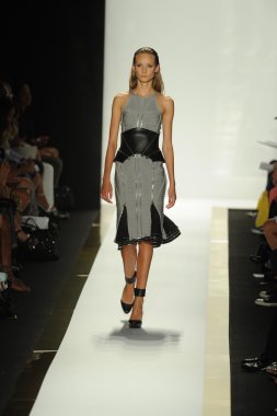max azria moda tarafından herve leger adlı modeli göster