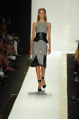 max azria moda tarafından herve leger adlı modeli göster