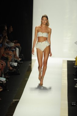max azria moda tarafından herve leger adlı modeli göster