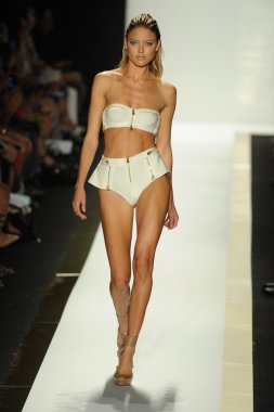 max azria moda tarafından herve leger adlı modeli göster