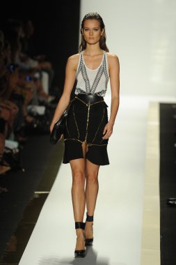 max azria moda tarafından herve leger adlı modeli göster