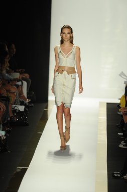 max azria moda tarafından herve leger adlı modeli göster