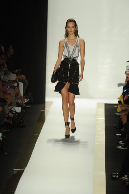 max azria moda tarafından herve leger adlı modeli göster
