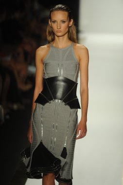 max azria moda tarafından herve leger adlı modeli göster