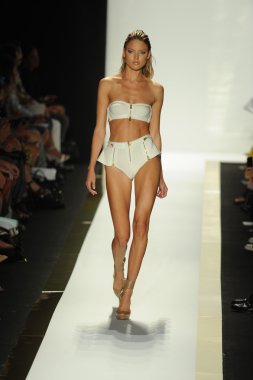 max azria moda tarafından herve leger adlı modeli göster