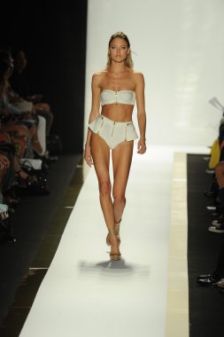 max azria moda tarafından herve leger adlı modeli göster