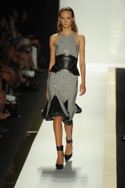 max azria moda tarafından herve leger adlı modeli göster