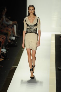 max azria moda tarafından herve leger adlı modeli göster