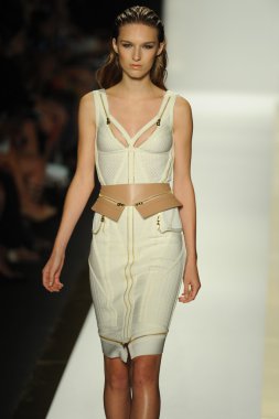 max azria moda tarafından herve leger adlı modeli göster