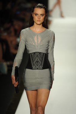 max azria moda tarafından herve leger adlı modeli göster