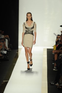 max azria moda tarafından herve leger adlı modeli göster