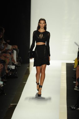 max azria moda tarafından herve leger adlı modeli göster