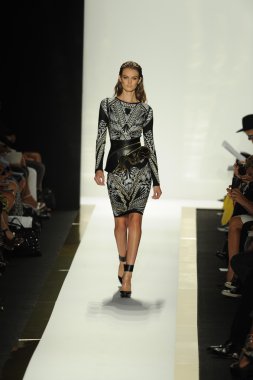 max azria moda tarafından herve leger adlı modeli göster